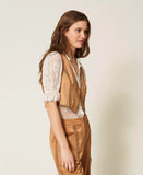 Gilet scamosciato con ricamo