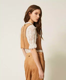 Gilet scamosciato con ricamo