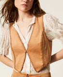 Gilet scamosciato con ricamo