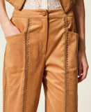 Pantaloni scamosciati con ricamo