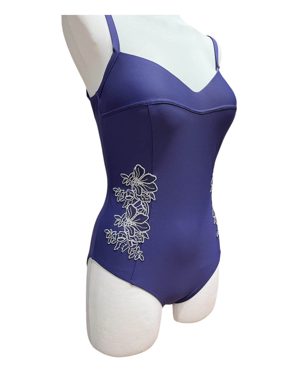Costume intero con applicazione macramè