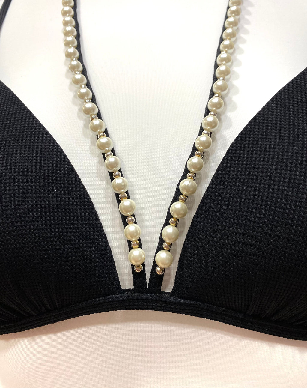 Bikini a Triangolo Rigido con Collana di Perle di Maryan Mehlhorn