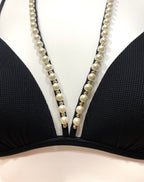 Bikini a Triangolo Rigido con Collana di Perle di Maryan Mehlhorn